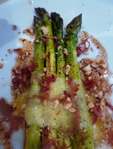 asperges vertes,jambon de bayonne,comte,parmesan,vinaigre balsamique,huile de noisettes,fleur de sel,poivre noir