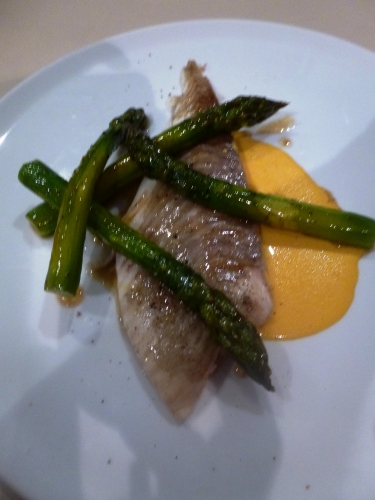 turbotin,turbot,sel,farine,thym,romarin,oeufs,asperges vertes,citronelle,echalote,vin blanc,noilly prat,fond de volaille,crème,safran,beurre,curcuma,fleur de sel,fumet de poisson