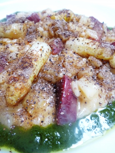 bouillon d'asperges,asperges blanches,poudre de morilles,mâche,oseille,crème,huile d'olive,coppa,echalote,noilly prat,citron,laurier,mimolette,riz à risotto