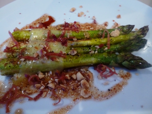 asperges vertes,jambon de bayonne,comte,parmesan,vinaigre balsamique,huile de noisettes,fleur de sel,poivre noir
