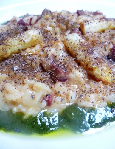 bouillon d'asperges,asperges blanches,poudre de morilles,mâche,oseille,crème,huile d'olive,coppa,echalote,noilly prat,citron,laurier,mimolette,riz à risotto