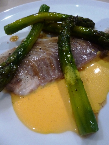 turbotin,turbot,sel,farine,thym,romarin,oeufs,asperges vertes,citronelle,echalote,vin blanc,noilly prat,fond de volaille,crème,safran,beurre,curcuma,fleur de sel,fumet de poisson