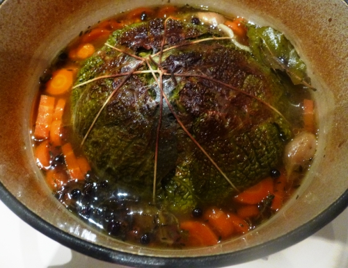 Chou frisé, Lard fûmé, Gorge de Porc, Chair à Saucisse, Carottes, Oignons, Ail, Thym, Laurier, Baies de Genièvre, Bouillon de Queue de Boeuf, Queue de Boeuf, Vin Blanc, Bardes, Marrons, Bouillon de Boeuf, Persil, Muscade, Crépinette, Calvados