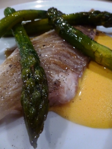 turbotin,turbot,sel,farine,thym,romarin,oeufs,asperges vertes,citronelle,echalote,vin blanc,noilly prat,fond de volaille,crème,safran,beurre,curcuma,fleur de sel,fumet de poisson