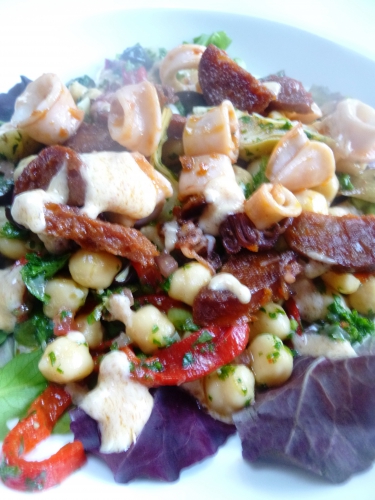 Calamars, Chorizo, Ail, Mesclun, Poischiches, Piquillos, Olives Noires, Artichauts, Tomate, Coriandre, Cumin, Persil, Mayonnaise, Vinaigre de Xères, Citron, Zeste, Jeunes Oignons