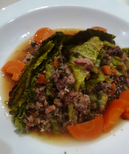 Chou frisé, Lard fûmé, Gorge de Porc, Chair à Saucisse, Carottes, Oignons, Ail, Thym, Laurier, Baies de Genièvre, Bouillon de Queue de Boeuf, Queue de Boeuf, Vin Blanc, Bardes, Marrons, Bouillon de Boeuf, Persil, Muscade, Crépinette, Calvados 