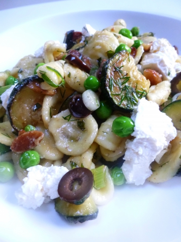 orecchiette,courgettes,petits pois,menthe,aneth,huile d'amandes,amandes,huile d'olive,vinaigre de cidre,citron,olives noires,chèvre,oignons frais