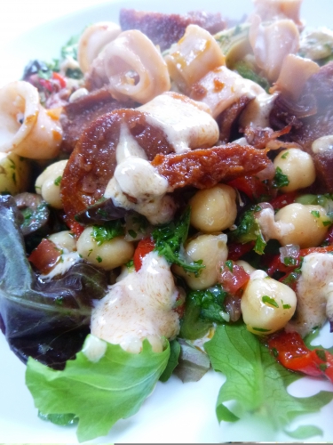 Calamars, Chorizo, Ail, Mesclun, Poischiches, Piquillos, Olives Noires, Artichauts, Tomate, Coriandre, Cumin, Persil, Mayonnaise, Vinaigre de Xères, Citron, Zeste, Jeunes Oignons