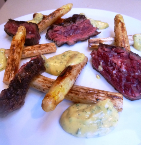 bavette,rouge des flandres,boeuf,ail,beurre,huile d'olive,asperges blanches des dunes,deswarte,dierendonck,laurier,citron,beurre clarifié,oeufs,estragon,cerfeuil,vinaigre à l'estragon,echalotes,cayenne,vin blanc sec,thym