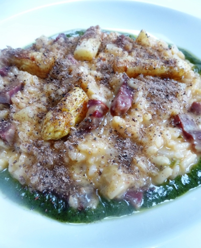 bouillon d'asperges,asperges blanches,poudre de morilles,mâche,oseille,crème,huile d'olive,coppa,echalote,noilly prat,citron,laurier,mimolette,riz à risotto