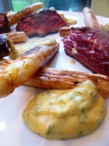 bavette,rouge des flandres,boeuf,ail,beurre,huile d'olive,asperges blanches des dunes,deswarte,dierendonck,laurier,citron,beurre clarifié,oeufs,estragon,cerfeuil,vinaigre à l'estragon,echalotes,cayenne,vin blanc sec,thym