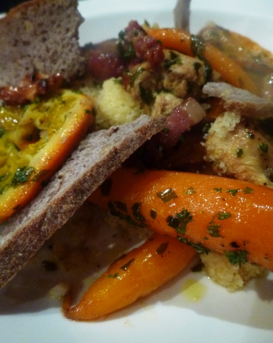 poulet,estragon,ail,oranges,vinaigre de kalamansi,huile d'olives,carottes,semoule,pain de seigle au levain,noix,lardons,fond de volaille,persil