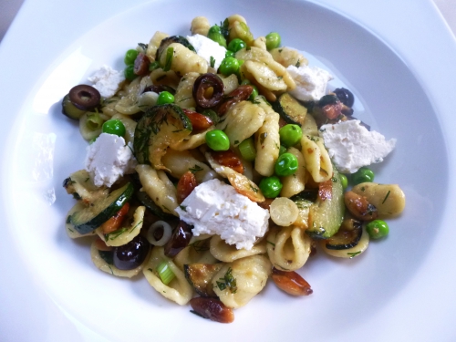 orecchiette,courgettes,petits pois,menthe,aneth,huile d'amandes,amandes,huile d'olive,vinaigre de cidre,citron,olives noires,chèvre,oignons frais