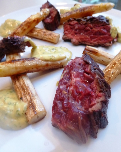 bavette,rouge des flandres,boeuf,ail,beurre,huile d'olive,asperges blanches des dunes,deswarte,dierendonck,laurier,citron,beurre clarifié,oeufs,estragon,cerfeuil,vinaigre à l'estragon,echalotes,cayenne,vin blanc sec,thym
