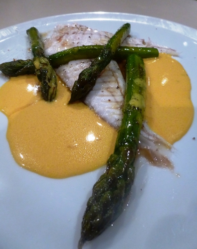 turbotin,turbot,sel,farine,thym,romarin,oeufs,asperges vertes,citronelle,echalote,vin blanc,noilly prat,fond de volaille,crème,safran,beurre,curcuma,fleur de sel,fumet de poisson