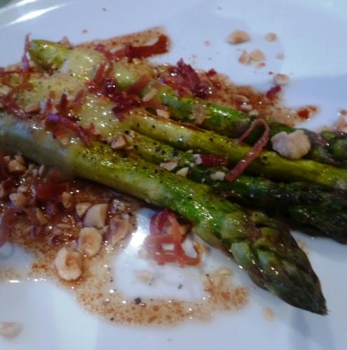 asperges vertes,jambon de bayonne,comte,parmesan,vinaigre balsamique,huile de noisettes,fleur de sel,poivre noir