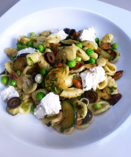 orecchiette,courgettes,petits pois,menthe,aneth,huile d'amandes,amandes,huile d'olive,vinaigre de cidre,citron,olives noires,chèvre,oignons frais
