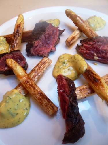 bavette,rouge des flandres,boeuf,ail,beurre,huile d'olive,asperges blanches des dunes,deswarte,dierendonck,laurier,citron,beurre clarifié,oeufs,estragon,cerfeuil,vinaigre à l'estragon,echalotes,cayenne,vin blanc sec,thym