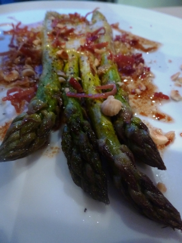 asperges vertes,jambon de bayonne,comte,parmesan,vinaigre balsamique,huile de noisettes,fleur de sel,poivre noir