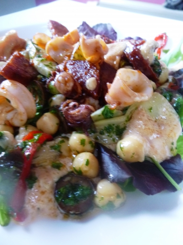 Calamars, Chorizo, Ail, Mesclun, Poischiches, Piquillos, Olives Noires, Artichauts, Tomate, Coriandre, Cumin, Persil, Mayonnaise, Vinaigre de Xères, Citron, Zeste, Jeunes Oignons