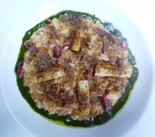 bouillon d'asperges,asperges blanches,poudre de morilles,mâche,oseille,crème,huile d'olive,coppa,echalote,noilly prat,citron,laurier,mimolette,riz à risotto