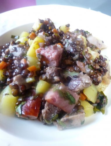 oignon,carotte,bouquet garni,langue de porc confite,pomme de terre,lentilles vertes,fond de veau blanc,fond de volaille blanc,clou de girofle,baie de genièvre,oseille,vinaigre de xères