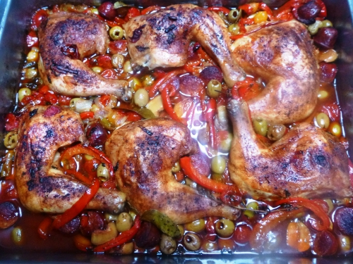 cuisses de poulet,chorizo,oignon blanc,tomates,coeur de pigeon,poivron rouge,guindillas,ail,basilic,thym,laurier,paprika fûmé,piment d'espelette,olives vertes