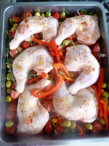 cuisses de poulet,chorizo,oignon blanc,tomates,coeur de pigeon,poivron rouge,guindillas,ail,basilic,thym,laurier,paprika fûmé,piment d'espelette,olives vertes