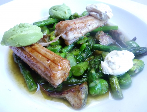 roussette,fèves des marais,asperges vertes,artichauts,chèvre frais,moutarde au miel,avocat,huile d'olive,jus de citron,livèche,estragon,persil,oseille,epinards,sauge,coriandre,coriandre en grains,anis etoilé,anis,canelle,vinaigre de vin rouge,fumet de poisson,fond de volaille blanc,poivre noir,miel,sauce soja,graines de fenouil,feuilles de citronelle