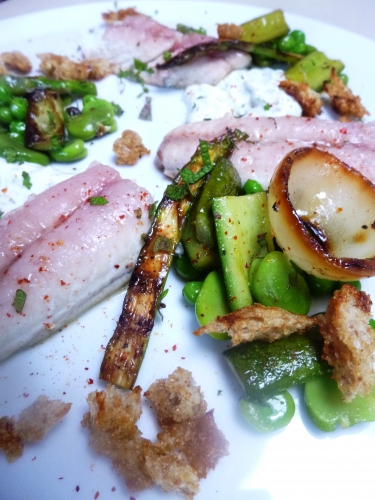 maquereau,pain de campagne,citron,citron vert,piment d'espelette,huile d'olive,fèves,petits pois,asperges vertes,concombres,yaourt grec,menthe,estragon,citronelle,ciboulette,oignon,cerfeuil,fleur de sel,fond de volaille