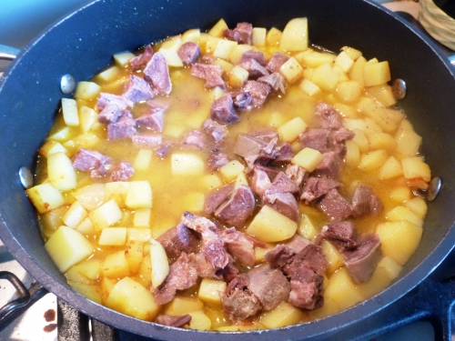 oignon,carotte,bouquet garni,langue de porc confite,pomme de terre,lentilles vertes,fond de veau blanc,fond de volaille blanc,clou de girofle,baie de genièvre,oseille,vinaigre de xères, saucisson de montbéliard, saucisson de morteau