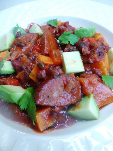 saucisse,ploumilliau,charcuterie ollivier,oignon,ail,coriandre,cumin,canelle,lentilles vertes,tomates,bouillon de légumes,poivron rouge,patate douce,haricots rouges,sauce sriracha,chili,avocat,citron vert,vin rouge