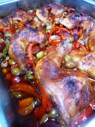 cuisses de poulet,chorizo,oignon blanc,tomates,coeur de pigeon,poivron rouge,guindillas,ail,basilic,thym,laurier,paprika fûmé,piment d'espelette,olives vertes