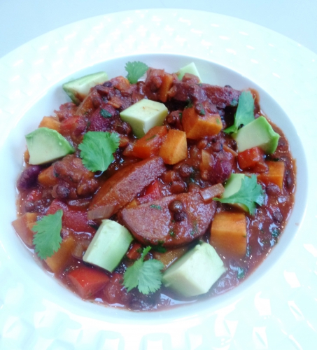 saucisse,ploumilliau,charcuterie ollivier,oignon,ail,coriandre,cumin,canelle,lentilles vertes,tomates,bouillon de légumes,poivron rouge,patate douce,haricots rouges,sauce sriracha,chili,avocat,citron vert,vin rouge