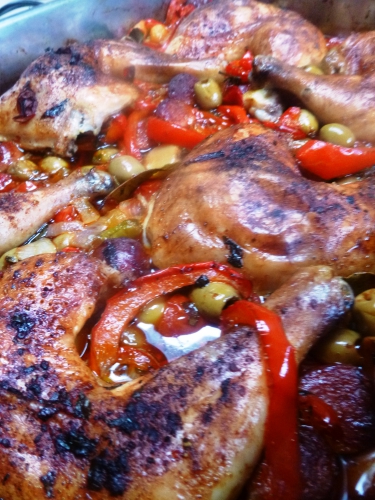 cuisses de poulet,chorizo,oignon blanc,tomates,coeur de pigeon,poivron rouge,guindillas,ail,basilic,thym,laurier,paprika fûmé,piment d'espelette,olives vertes