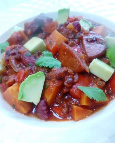 saucisse,ploumilliau,charcuterie ollivier,oignon,ail,coriandre,cumin,canelle,lentilles vertes,tomates,bouillon de légumes,poivron rouge,patate douce,haricots rouges,sauce sriracha,chili,avocat,citron vert,vin rouge