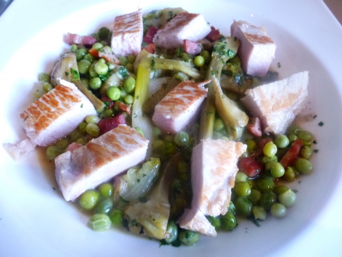 petits pois,salade,laitue,fond blanc,menthe,persil,côte de porc,vin blanc,coriandre,orange,thym,laurier,artichauts,oignon,carotte,poireau,céleri,ail,jambon,romarin,citron,oignons,lard fûme