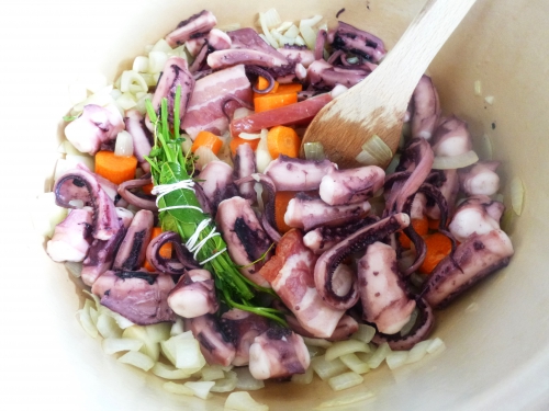 poulpe,vin rouge,fond de volaille,piment de cayenne,ail,carotte,oignons,marc de raisin,citron,persil,lard fûmé