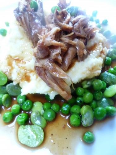 lapin,fèves des marais,petits pois,thym,pommes de terre,beurre,huile de tournesol,fond de volaille,vin rouge,oignon,cassonade brune