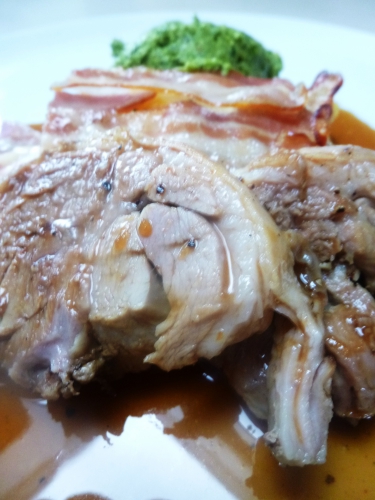 agneau de texel,parmesan,epaule d'agneau,désossée,carotte,oignon,ail,echalote,vin blanc,fond brun de veau,fond d'agneau,girofle,pommes de terre,lard fûmé,lard demi-sel,gruyère,crème epaisse,petits pois,menthe,pignons de pin,cresson,huile d'olive,citron