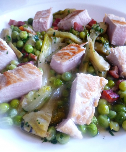 petits pois,salade,laitue,fond blanc,menthe,persil,côte de porc,vin blanc,coriandre,orange,thym,laurier,artichauts,oignon,carotte,poireau,céleri,ail,jambon,romarin,citron,oignons,lard fûme