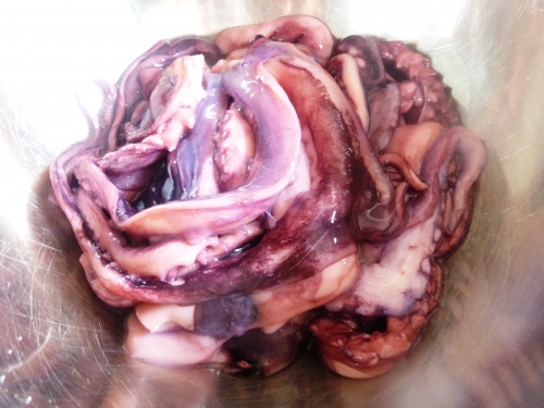 poulpe,vin rouge,fond de volaille,piment de cayenne,ail,carotte,oignons,marc de raisin,citron,persil,lard fûmé