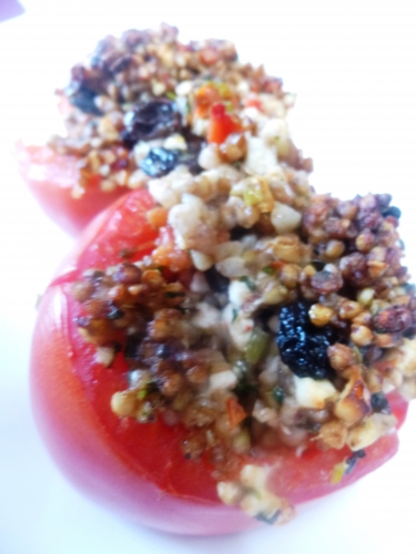 tomates,sarrasin,gingembre,feta,oignons,tomates confites,raisins secs,basilic,sauce soja