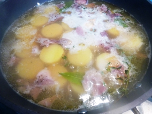 carottes,ail,echalote,onglet,scottish beef,anchois,câprons,poudre d'amandes,fond blanc,jambon cru,pommes de terre,laurier,thym,beurre,persil,citron vert