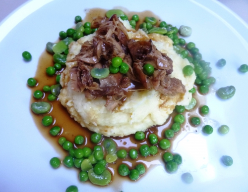 lapin,fèves des marais,petits pois,thym,pommes de terre,beurre,huile de tournesol,fond de volaille,vin rouge,oignon,cassonade brune