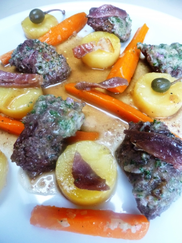 carottes,ail,echalote,onglet,scottish beef,anchois,câprons,poudre d'amandes,fond blanc,jambon cru,pommes de terre,laurier,thym,beurre,persil,citron vert