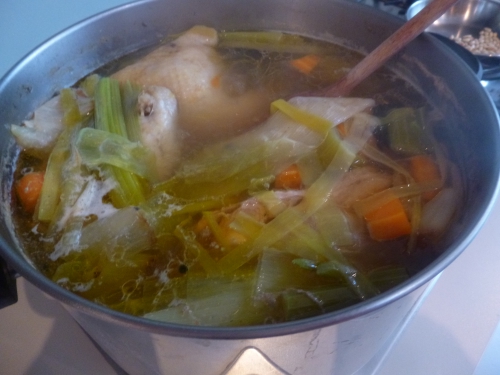 lapin,fèves des marais,petits pois,thym,pommes de terre,beurre,huile de tournesol,fond de volaille,vin rouge,oignon,cassonade brune