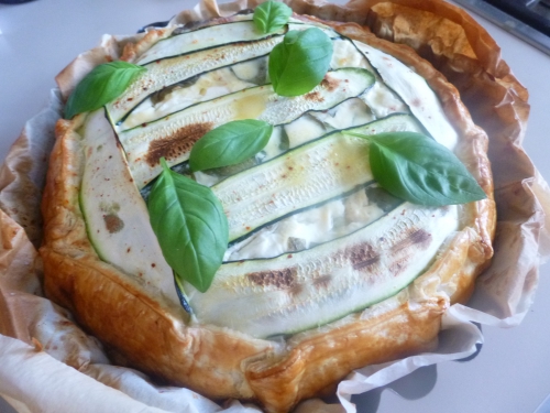 courgette,chèvre frais,basilic,oignon,ail,piment d'espelette,pâte feuilletée,oeufs,crème,lait