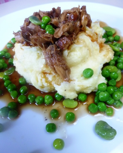 lapin,fèves des marais,petits pois,thym,pommes de terre,beurre,huile de tournesol,fond de volaille,vin rouge,oignon,cassonade brune