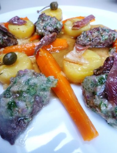 carottes,ail,echalote,onglet,scottish beef,anchois,câprons,poudre d'amandes,fond blanc,jambon cru,pommes de terre,laurier,thym,beurre,persil,citron vert